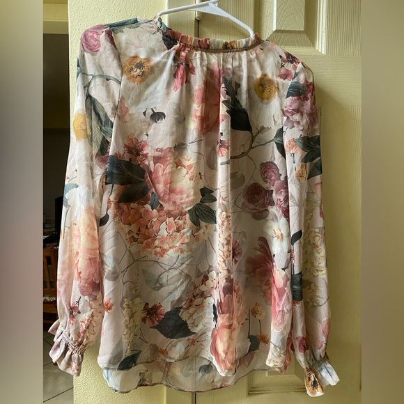 H&M Tops - Beautiful long sleeve blouse